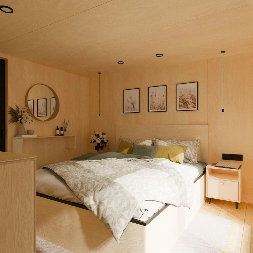 Gemütliches Tiny House Schlafzimmer mit hellem Holzinterieur, Doppelbett und moderner Dekoration.